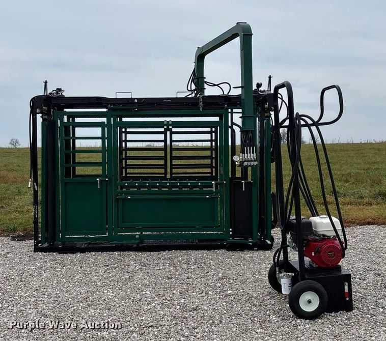 image for item EN5828 Regal livestock squeeze chute