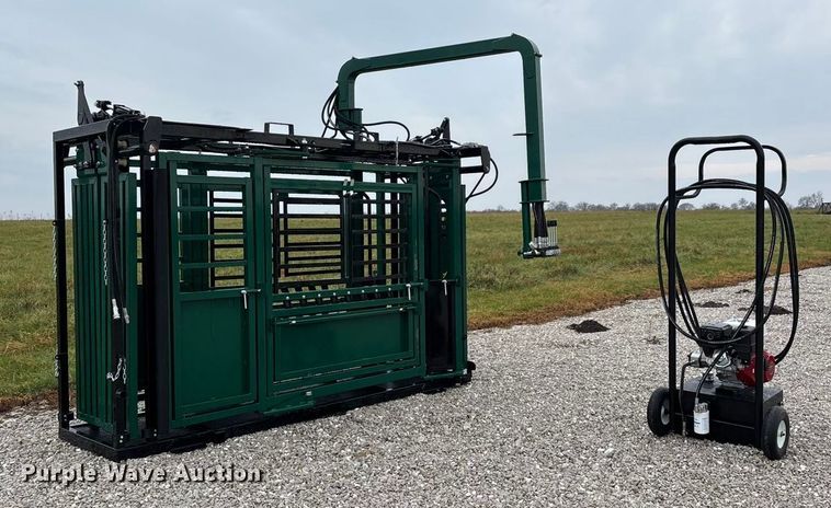 image for item EN5828 Regal livestock squeeze chute