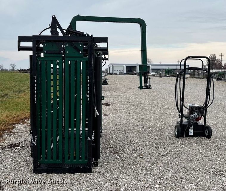 image for item EN5828 Regal livestock squeeze chute