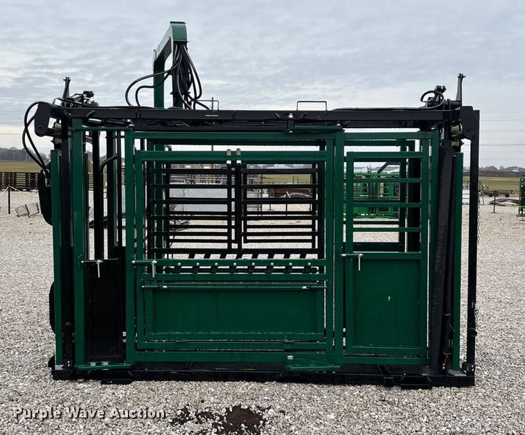 image for item EN5828 Regal livestock squeeze chute