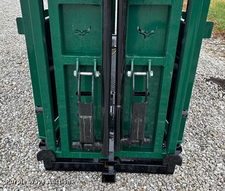 image for item EN5828 Regal livestock squeeze chute
