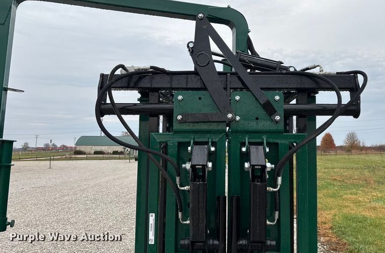 image for item EN5828 Regal livestock squeeze chute