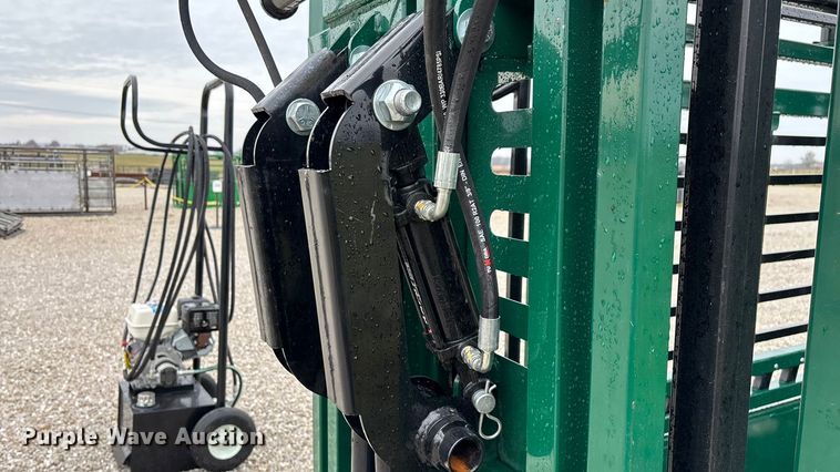 image for item EN5828 Regal livestock squeeze chute