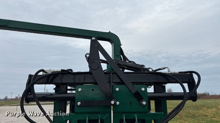 image for item EN5828 Regal livestock squeeze chute