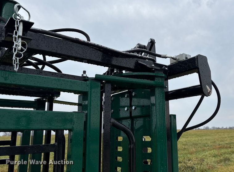 image for item EN5828 Regal livestock squeeze chute