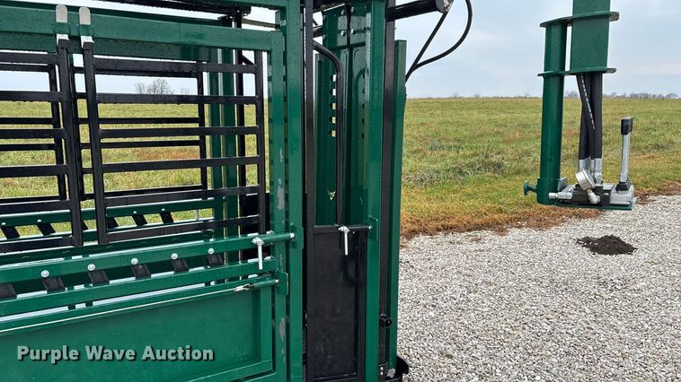 image for item EN5828 Regal livestock squeeze chute