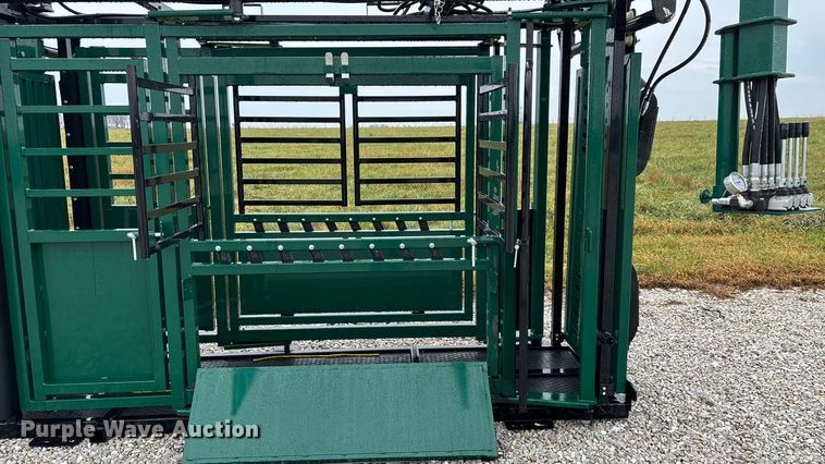image for item EN5828 Regal livestock squeeze chute