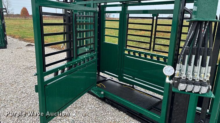 image for item EN5828 Regal livestock squeeze chute