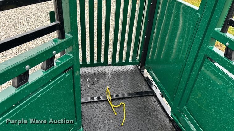 image for item EN5828 Regal livestock squeeze chute