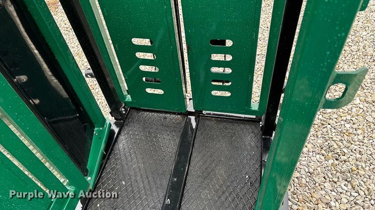 image for item EN5828 Regal livestock squeeze chute
