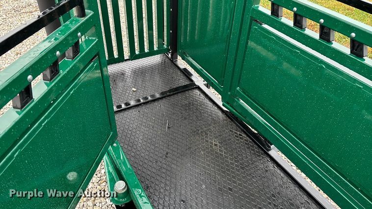 image for item EN5828 Regal livestock squeeze chute