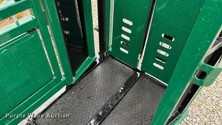 image for item EN5828 Regal livestock squeeze chute