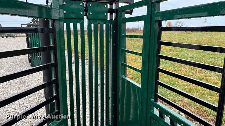 image for item EN5828 Regal livestock squeeze chute