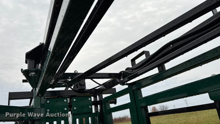 image for item EN5828 Regal livestock squeeze chute