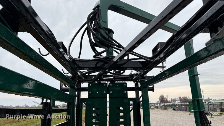 image for item EN5828 Regal livestock squeeze chute