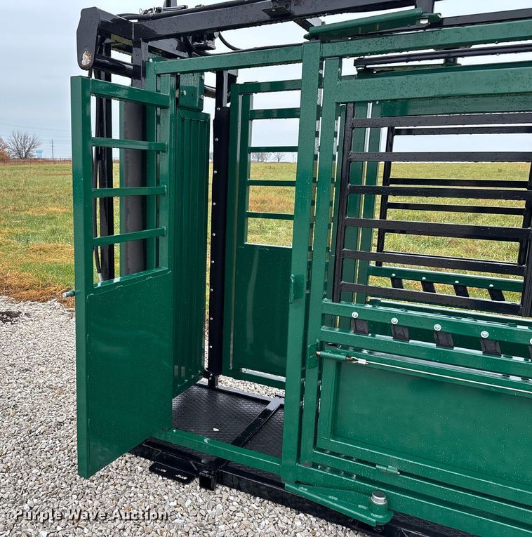 image for item EN5828 Regal livestock squeeze chute