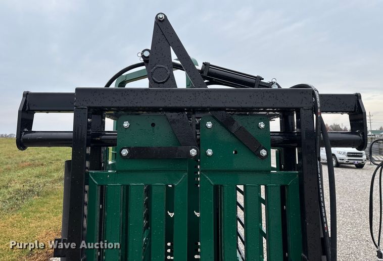 image for item EN5828 Regal livestock squeeze chute