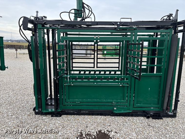 image for item EN5828 Regal livestock squeeze chute