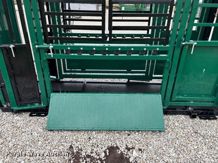image for item EN5828 Regal livestock squeeze chute