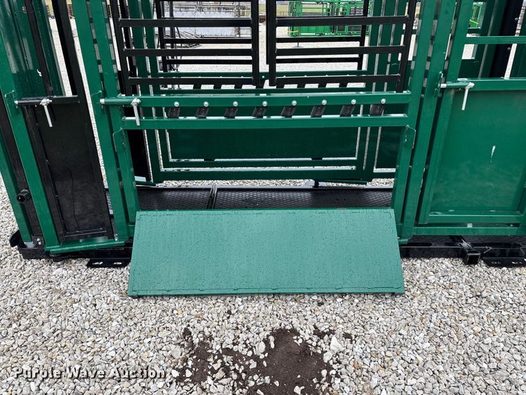 image for item EN5828 Regal livestock squeeze chute