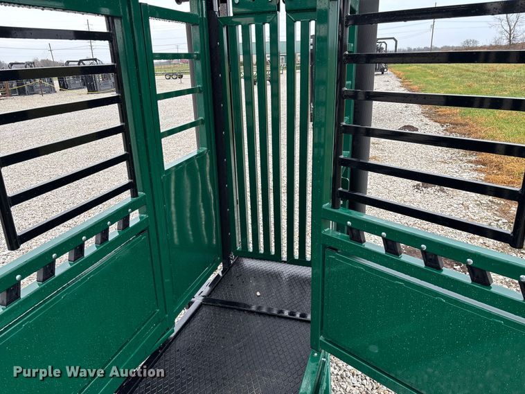 image for item EN5828 Regal livestock squeeze chute