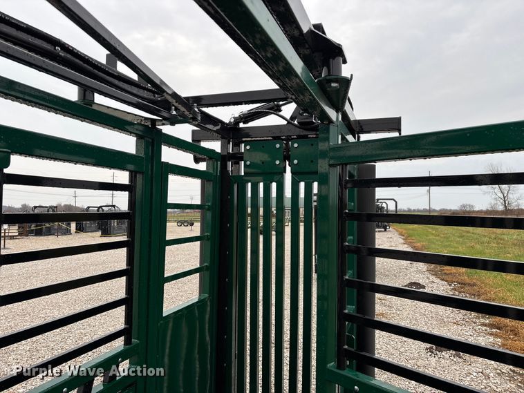 image for item EN5828 Regal livestock squeeze chute