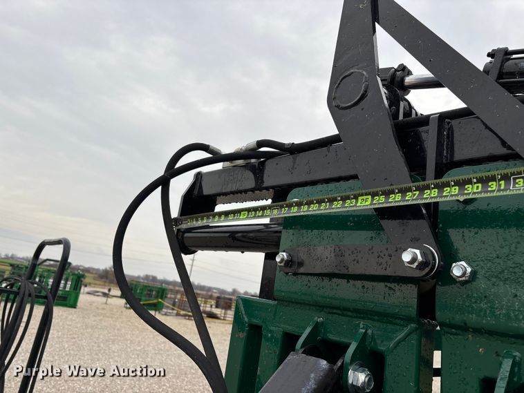 image for item EN5828 Regal livestock squeeze chute