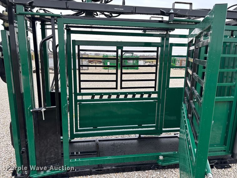 image for item EN5828 Regal livestock squeeze chute