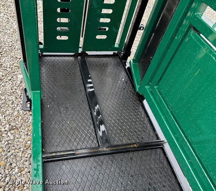 image for item EN5828 Regal livestock squeeze chute