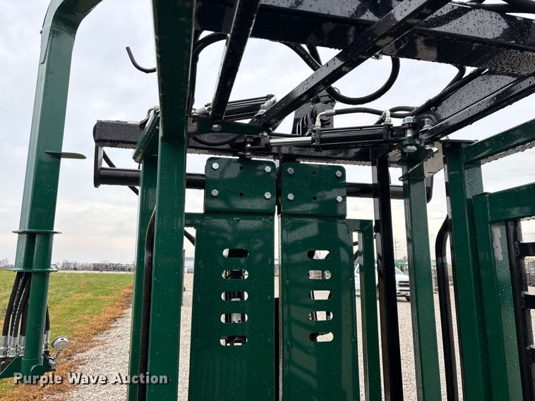 image for item EN5828 Regal livestock squeeze chute