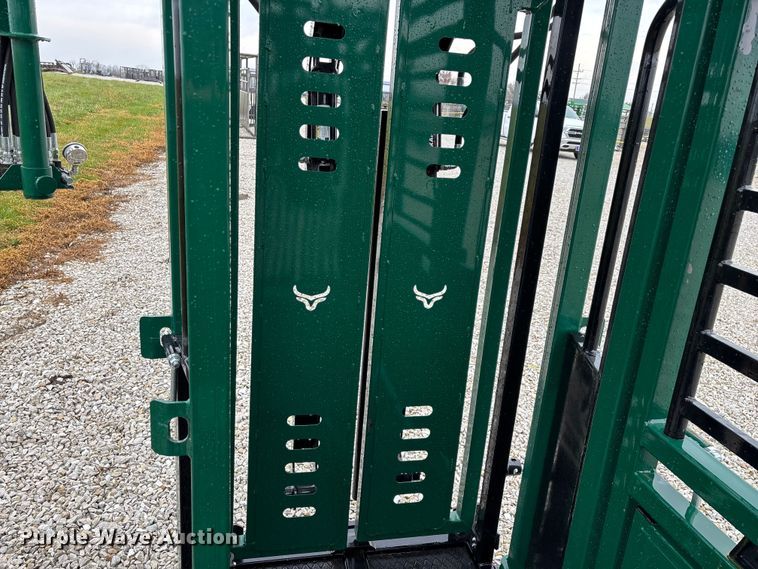 image for item EN5828 Regal livestock squeeze chute
