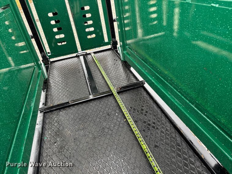 image for item EN5828 Regal livestock squeeze chute