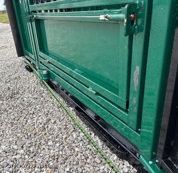 image for item EN5828 Regal livestock squeeze chute