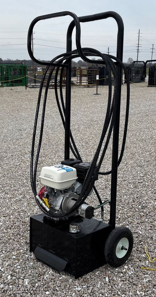 image for item EN5828 Regal livestock squeeze chute