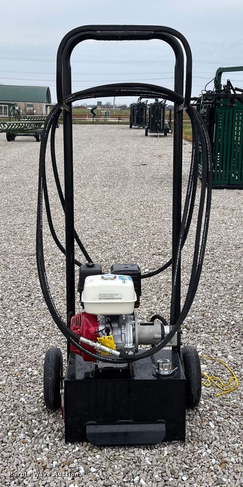 image for item EN5828 Regal livestock squeeze chute