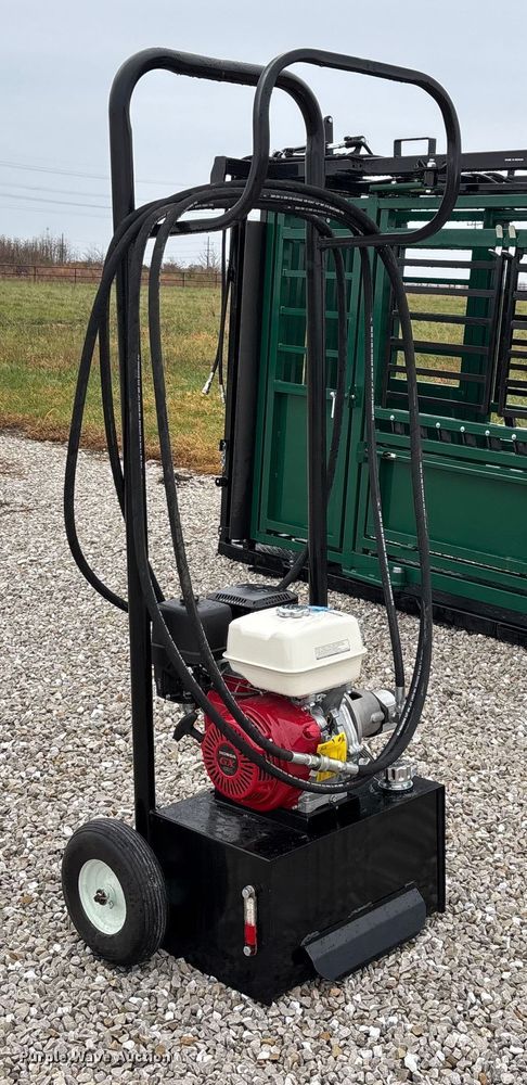 image for item EN5828 Regal livestock squeeze chute