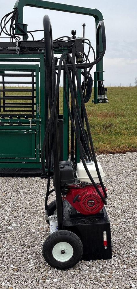 image for item EN5828 Regal livestock squeeze chute