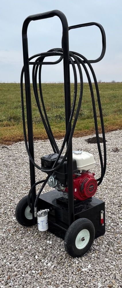 image for item EN5828 Regal livestock squeeze chute