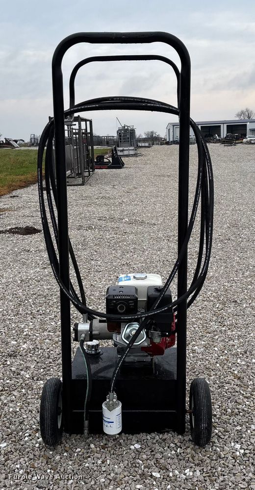 image for item EN5828 Regal livestock squeeze chute