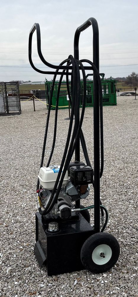 image for item EN5828 Regal livestock squeeze chute