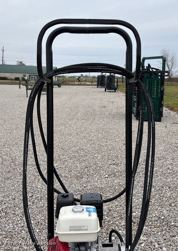 image for item EN5828 Regal livestock squeeze chute
