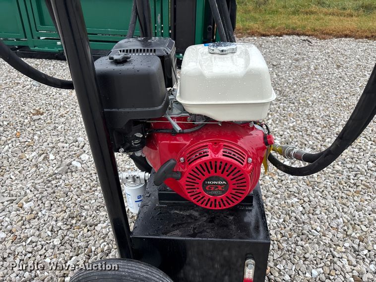 image for item EN5828 Regal livestock squeeze chute