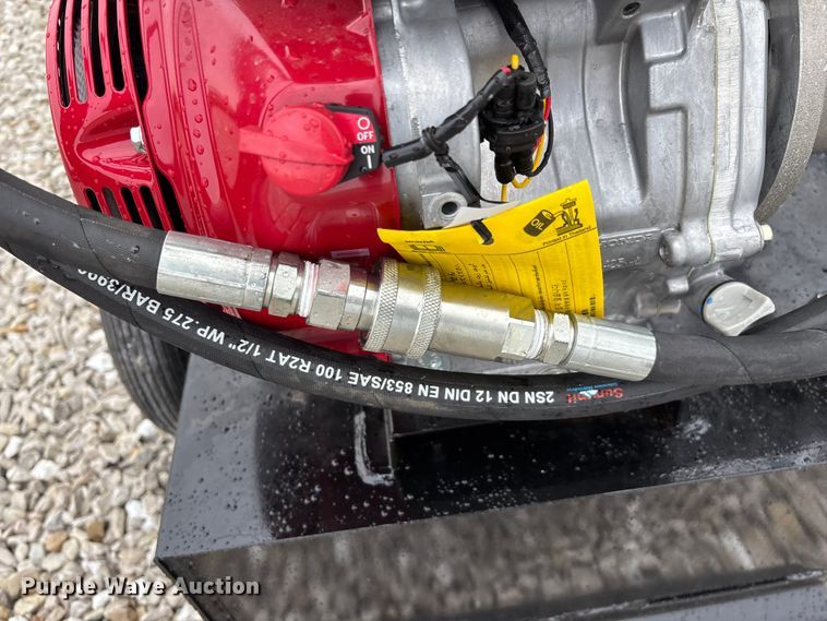 image for item EN5828 Regal livestock squeeze chute