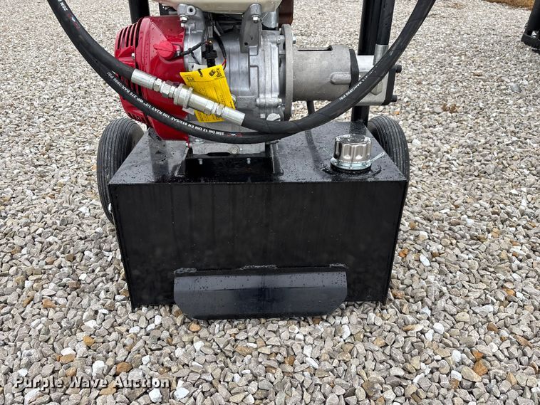 image for item EN5828 Regal livestock squeeze chute