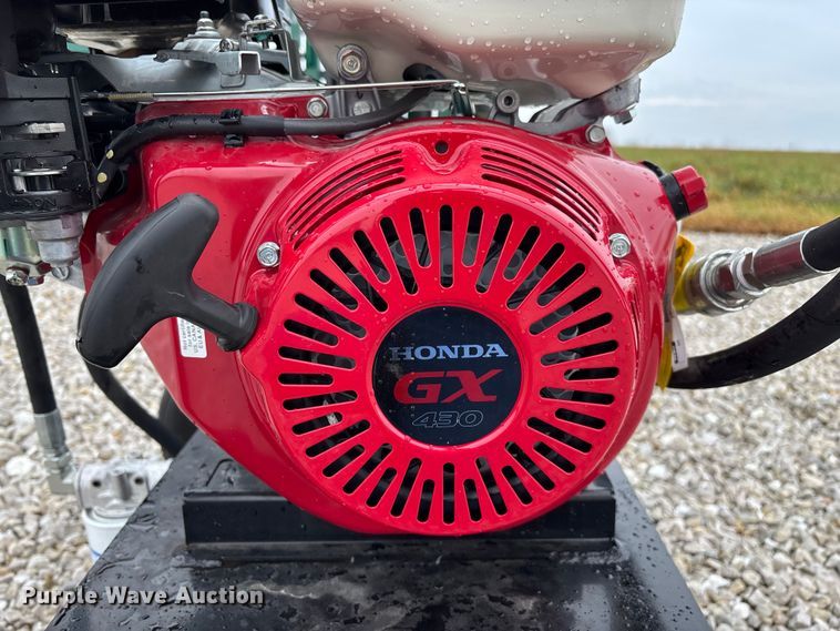 image for item EN5828 Regal livestock squeeze chute