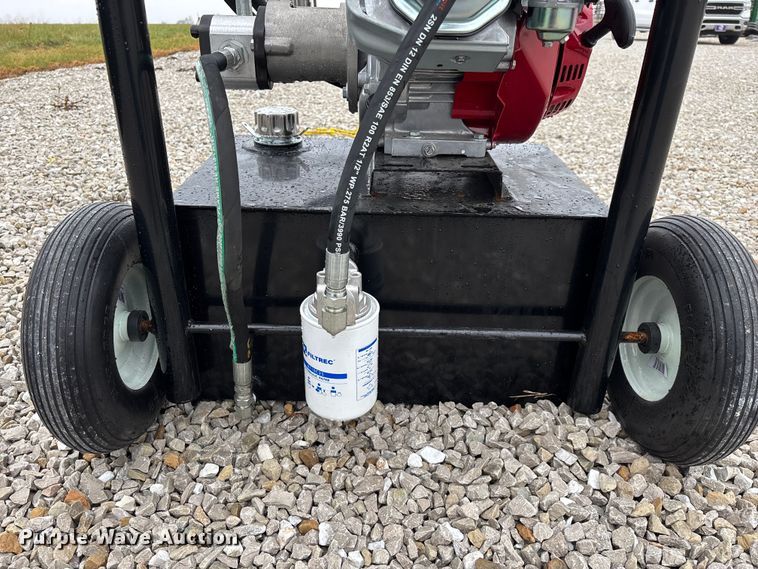 image for item EN5828 Regal livestock squeeze chute