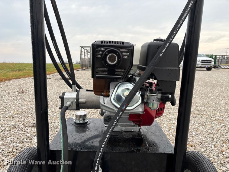 image for item EN5828 Regal livestock squeeze chute