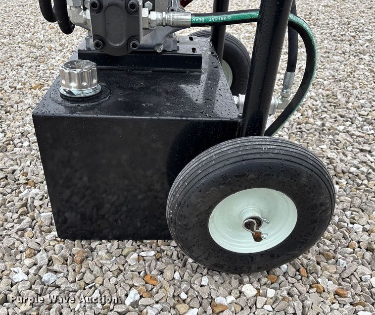 image for item EN5828 Regal livestock squeeze chute