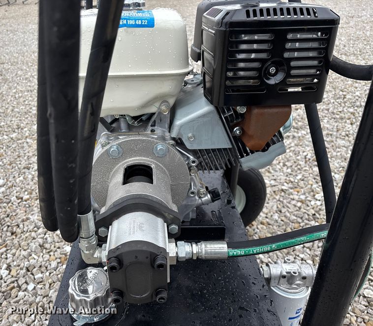 image for item EN5828 Regal livestock squeeze chute