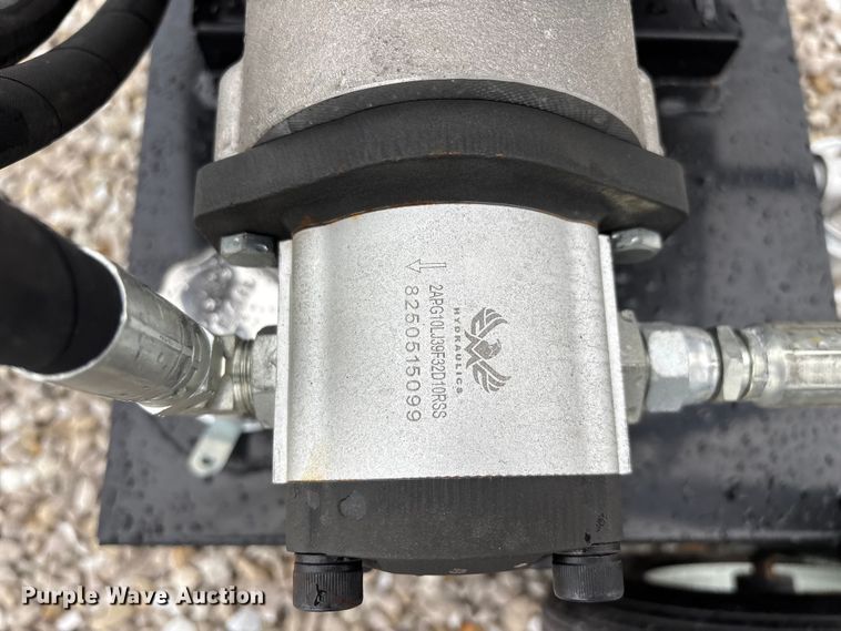 image for item EN5828 Regal livestock squeeze chute